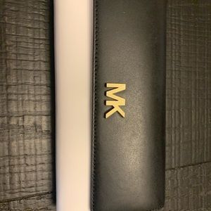 Micheal Kors wallet Montgomery Carryall